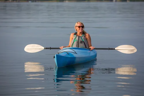 Vista 5 de Onyx Chaleco de remo dinámico MoveVent aprobado por la Guardia Costera y Transporte de Estados Unidos para adultos para kayak, piragüismo, surf