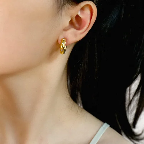 Vista 6 de Aretes de aro pequeños y gruesos de oro con diamantes ligeros para mujer