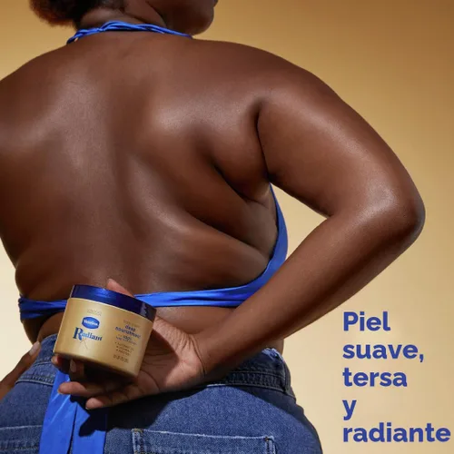 Vista 6 de Crema corporal Vaseline Radiant X Nutrición profunda con manteca de karité 100% pura, aceite de coco, vitamina C y péptidos 10 oz