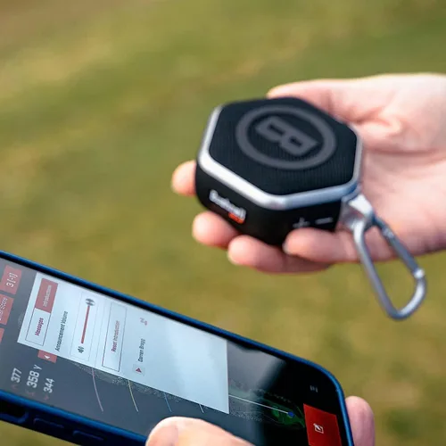 Vista 3 de Bushnell Wingman Mini Altavoz Bluetooth GPS negro/plateado con auriculares negros definitivos y cargadores de pared/coche