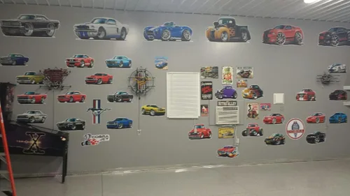 Vista 4 de 1970 Datsun 240Z - Calcomanía de pared de coche de dibujos animados de 2 pies de largo, calcomanía gráfica de coche deportivo para hombre, cueva