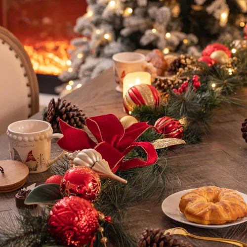Vista 3 de Valery Madelyn Guirnalda de Navidad preiluminada de 9 pies con luces para manto, guirnalda de Navidad iluminada al aire libre con bolas de oro rojo