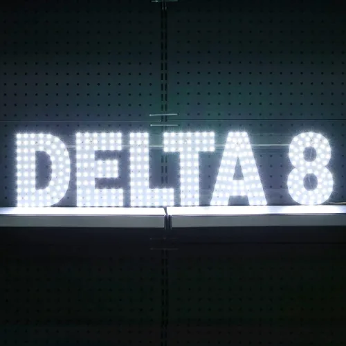 Vista 2 de Letreros LED grandes de Delta 8 de 30"x10" para negocios, diseño único súper brillante Letrero Delta 8 con instalación colgante, Letrero Delta 8