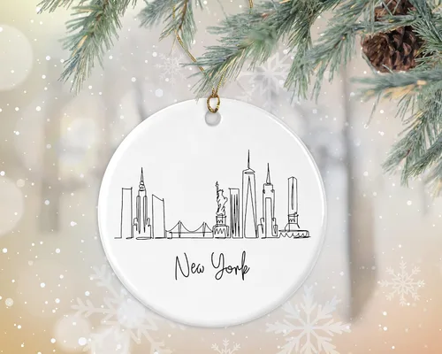 Vista 2 de KrysDesigns Adorno de Nueva York para árbol de Navidad, regalo de cerámica para decoración navideña, porcelana, 3 pulgadas, plano con cinta dorada