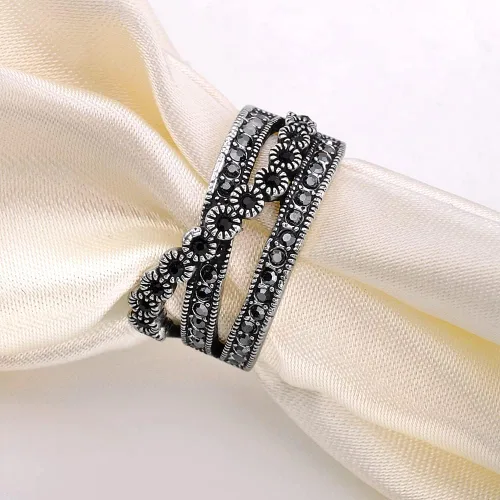 Vista 4 de Mytys Crossover Statement Rings for Women 18k Gold Band Ring Black Marcasite Wide Chunky Twist Rings
