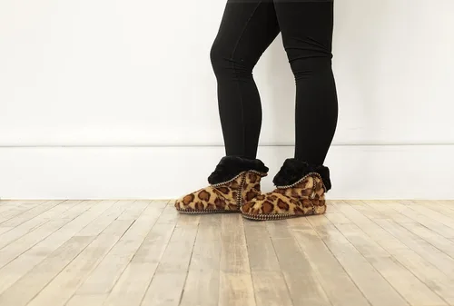 Vista 4 de Dearfoams Pantuflas plegables Beth Furry para mujer