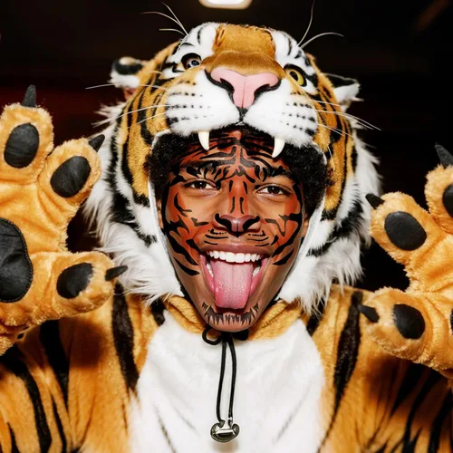 Vista 3 de Tatuajes temporales de cara de tigre, paquete de 6 – Kit realista de nariz, bigotes y frente a rayas para Halloween, fiestas de disfraces