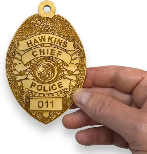 Vista 6 de Adorno - Jefe de Policía de Hawkins - Madera cruda de 3 x 4.5 pulgadas