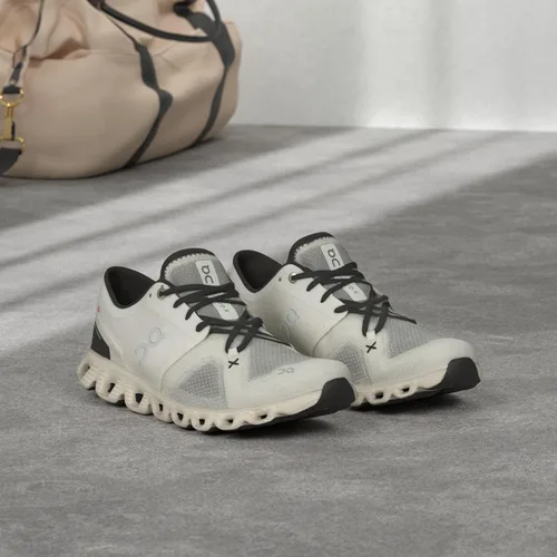 Vista 2 de ON Zapatos deportivos Cloud X Shift para mujer, Marfilnegro