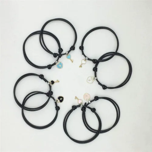 Vista 3 de MileHouse - Pulsera de moda para niñas y mujeres, 1 pieza de bisutería con cierre de llave, diseño de corazón, color negro