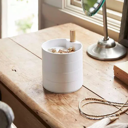 Vista 3 de Yamazaki Home Joyero apilado de plástico + madera pequeña blanca