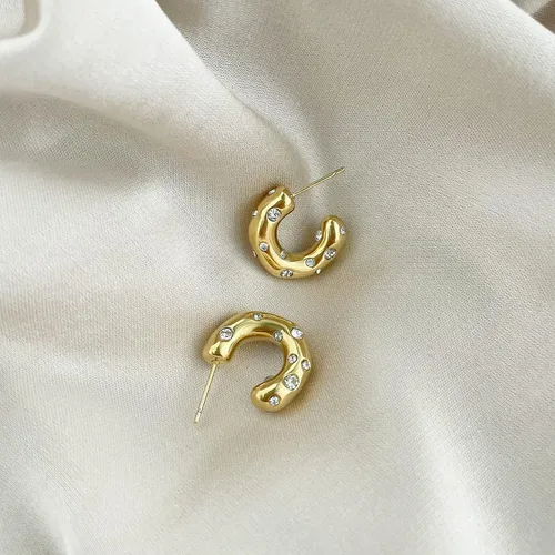 Vista 3 de Aretes de aro pequeños y gruesos de oro con diamantes ligeros para mujer