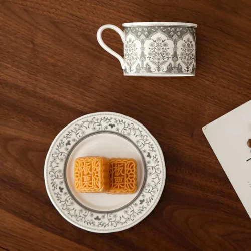 Vista 3 de Taza de café de cerámica con platillo, 8 onzas, taza de café de porcelana con margarita gris turco Iznik para oficina en casa, regalos para mujeres