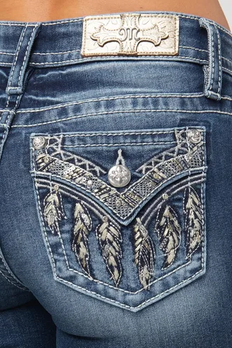 Vista 4 de Miss Me Jeans de tiro medio para mujer con bolsillos de solapa de imitación con plumas nativas