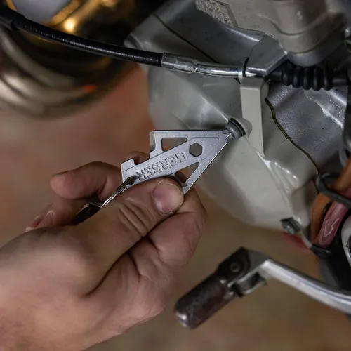 Vista 7 de Gerber Gear Broadhead Llavero Multiherramienta 5 en 1, Se Engancha al Bolsillo o Llavero con Abrebotellas, Destornillador de Cabeza Plana, Abridor