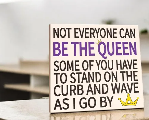 Vista 5 de JennyGems Letreros divertidos – Not Everyone Can Be The Queen, Some of You Have to Sit on The Curb and Wave as I Go By – Divertido regalo de reina