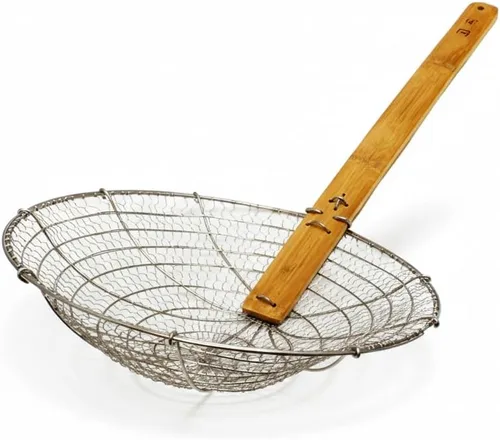 Vista 6 de TrueCraftware - Espumador de malla gruesa de 4 pulgadas de acero galvanizado con mango de bambú natural- Cucharón de araña para freír alimentos