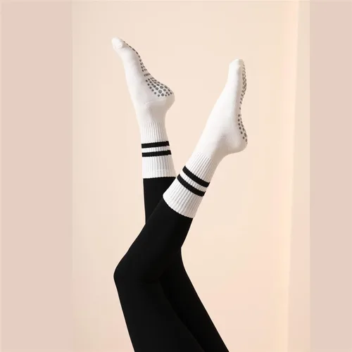 Vista 4 de Kzkcy Calcetines de pilates de yoga con empuñaduras para mujer, antideslizantes, atléticos, calcetines para entrenamiento, barre ballet, calcetines