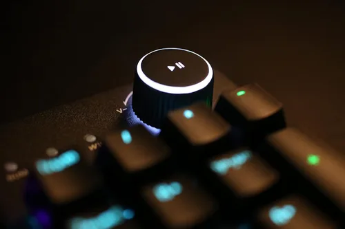 Vista 3 de Alpha Elite - Teclado mecánico para juegos de tamaño completo con cable, interruptores de clic azules, iluminación RGB personalizable, teclas