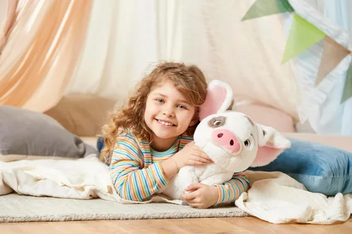 Vista 4 de Disney Store Peluche oficial de Pua, Moana, mediano de 13 pulgadas, personaje icónico de peluche con ojos bordados y características de felpa suave