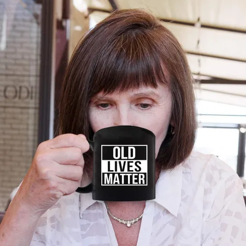 Vista 4 de DU VINO Old Lives Matter Taza de café de 11 onzas, divertido regalo de cumpleaños o jubilación para personas mayores mayores, regalo de broma