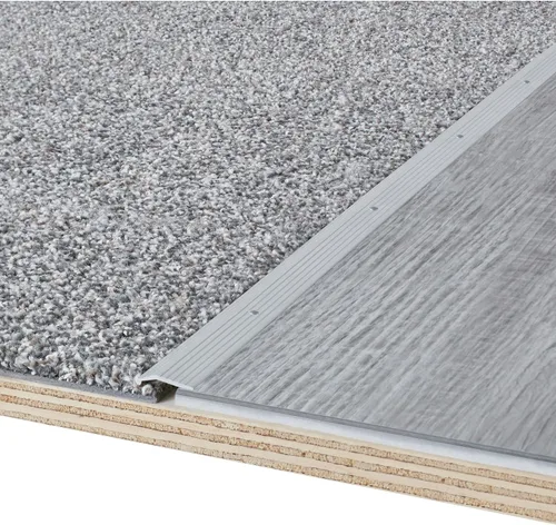 Vista 4 de M-D Building Products 78006 7/8 pulg. X 36 in. Moldura de alfombra de aluminio plateado con clavos de tornillo