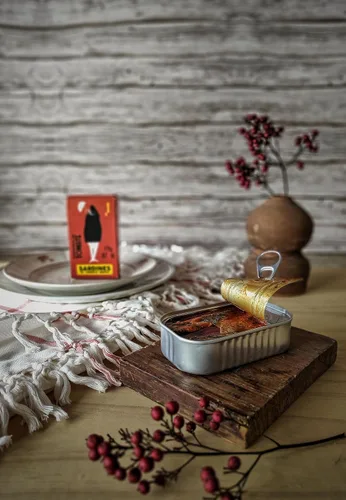 Vista 2 de Sardinas portuguesas enlatadas en salsa de tomate capturado silvestre, vitaminas B, omega-3 pescado enlatado por Ati Manel Paquete de 3 latas