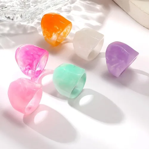 Vista 4 de Juego de anillos coloridos de resina gruesa para mujer, anillo grueso de cúpula acrílica, anillo grande de color caramelo personalizado