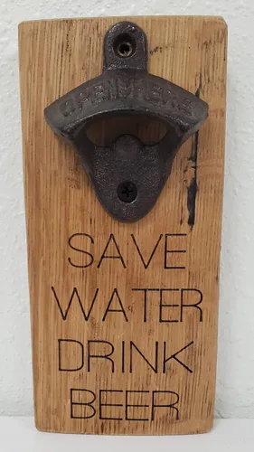 Vista 2 de Abrebotellas de madera recuperada montado en la pared con 4 frases diferentes para elegir