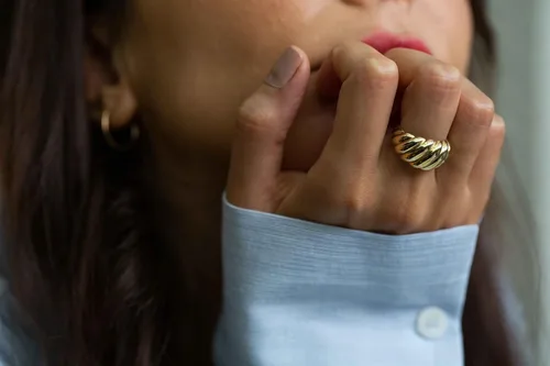 Vista 2 de Anillo de croissant de oro macizo de 14 quilates Anillo de cúpula trenzada de oro real de 14 quilates Anillo grueso de oro para mujer Anillo