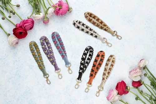 Vista 3 de Llavero bohemio hecho a mano, llavero de muñeca para llave de macramé, llavero para llave de automóvil para mujer