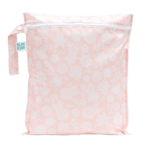 Vista 17 de Bumkins Disney Bolsa impermeable colgante para cosas mojadas grande para bebé, lavandería, ropa sucia, viaje, traje de baño, pañales de tela C3