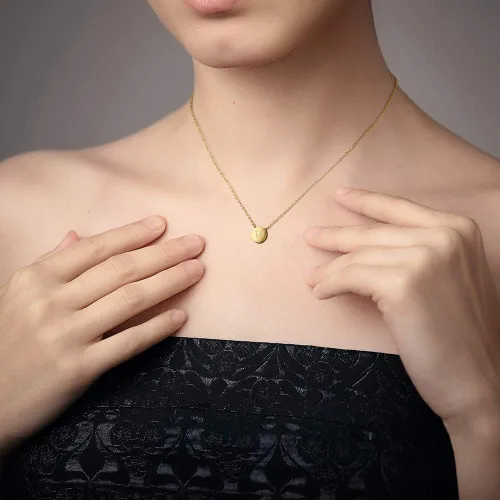 Vista 5 de CIUNOFOR Collar chapado en oro con inicial de disco redondo, collar de letra grabada con cadena ajustable para mujeres y niñas