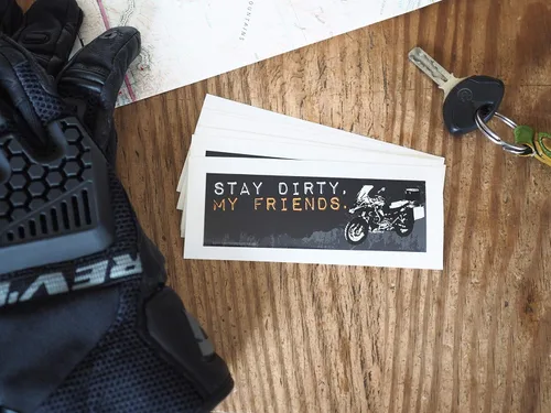 Vista 5 de Adhesivo de vinilo para parachoques Stay Dirty My Friends Offroad para KTM, BMW GS, Land Cruiser FJ40, 4x4, 4WD Para motociclistas y Overlanders