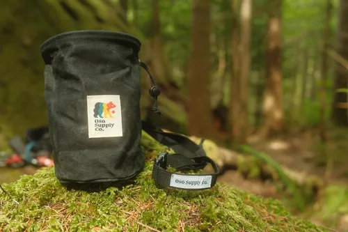 Vista 3 de Oso Supply Co - Bolsa de tiza de lona encerada para escalada en roca, cubo de tiza para escalada en roca con cinturón, impermeable, bolsillo