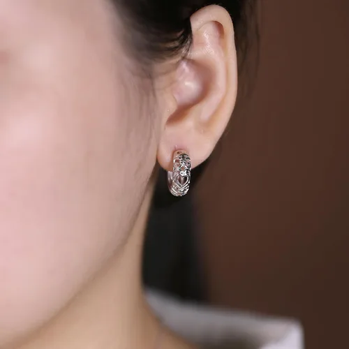Vista 3 de Aretes románticos de 3 circonitas cúbicas con forma de corazón rosa para mujeres, adolescentes, novia, con bisagras, plata de ley 925