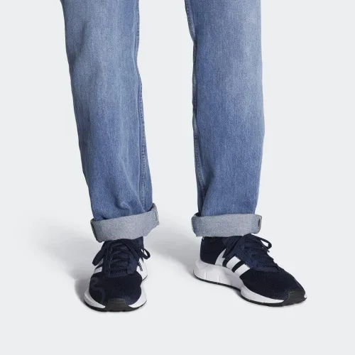 Vista 4 de adidas Tenis Swift Essential para hombre