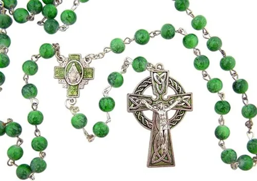 Vista 2 de CB Rosario celta verde con centro de mesa de medalla milagrosa San Patricio bendición tarjeta de oración