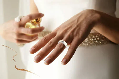 Vista 4 de Anillo de boda de plata esterlina y oro amarillo de 10 quilates, 8 milímetros, 2 tonos