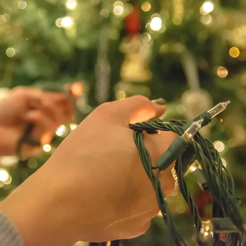 Vista 6 de FUNPENY Luces de Navidad, 30 pies 150 luces incandescentes, minicadena de luces transparentes, blanco cálido con cable verde para árbol de Navidad