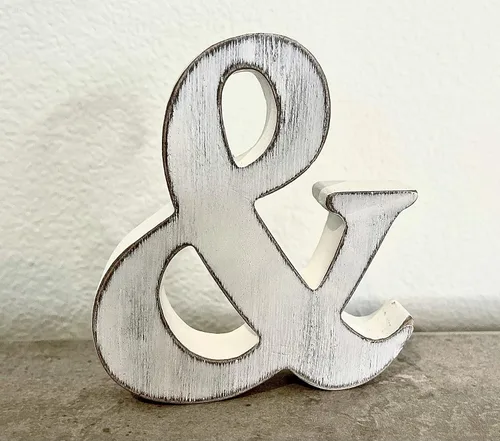 Vista 4 de Letrero de madera con texto en inglés "Mr & Mrs" para decoración de boda para mesa de recepción de novios. Letras de madera para centros de mesa