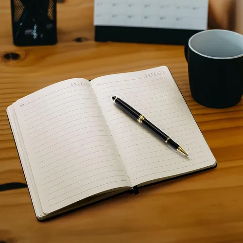Vista 7 de Cuaderno de cuero A5 con bolígrafo, 200 páginas de tapa dura con bolsillo, diario de papel forrado grueso de 3.53 oz/m² para hombres y mujeres, gran