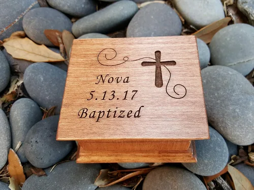 Vista 5 de Regalo de bautismo, caja de música grabada personalizada con un diseño de cruz y un nombre y fecha en la parte superior, con su elección