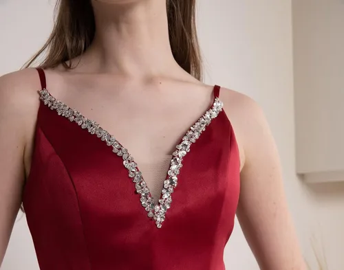 Vista 4 de yinyyinhs Vestidos de satén para adolescentes, tirantes delgados, vestido corto de graduación, cuello en V, con cuentas, vestido de cóctel