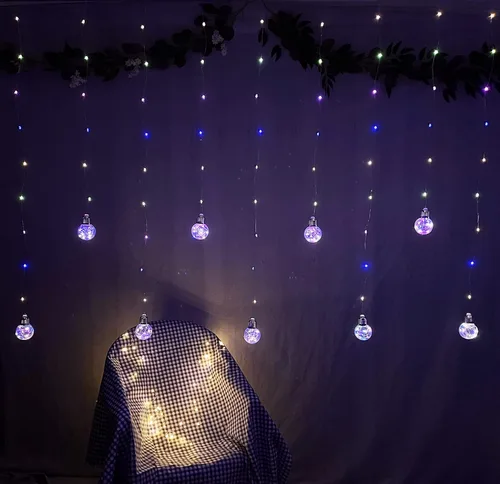 Vista 2 de YOLIGHT Wishing - Luces de cortina de 200 luces LED para ventana con control remoto, funciona con pilas USB, luces de hadas de globo parpadeante