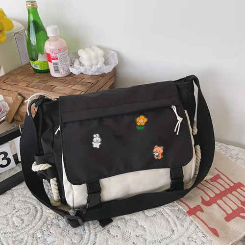 Vista 5 de Bonita bolsa de mensajero para adolescentes y mujeres, bolso cruzado Kawaii con alfileres y colgante de relleno de regalo
