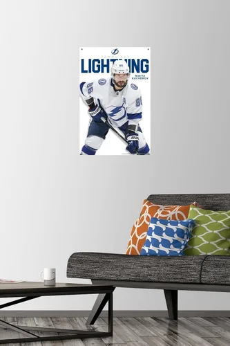 Vista 2 de Trends International NHL Tampa Bay Lightning - Póster de pared de la serie 23 de Nikita Kucherov, 14.72 x 22.37 pulgadas, paquete de póster premium
