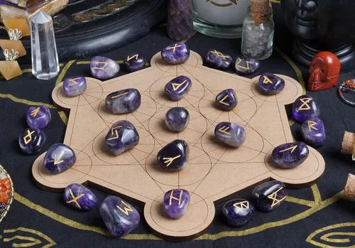 Vista 7 de Crocon Juego de 25 piedras preciosas de amatista con alfabeto de Futhark de saúco, símbolo grabado, juego de 25 piezas para Feng Shui, equilibrio