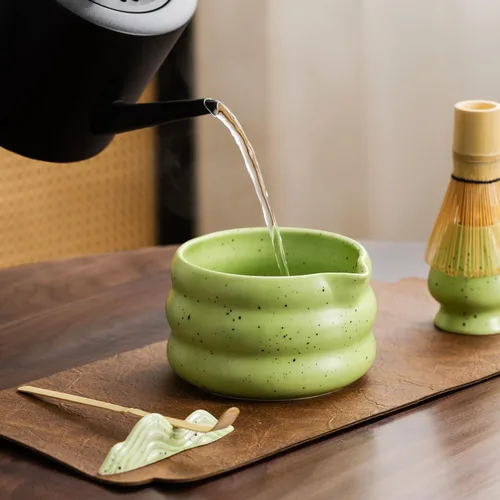 Vista 4 de Juego de té matcha japonés de 7 piezas, kit de matcha con cuenco de matcha (con boquilla de vertido), batidor de matcha, soporte para batidor Verde