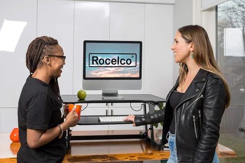 Vista 2 de Rocelco - Convertidor de escritorio para trabajar de pie con altura ajustable de 32 pulgadas - Bandeja retráctil deslizable - Elevador de monitor